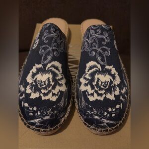 BRAND NEW WITH TAGS JOHNNY WAS Olivia Mule. Polyester and Leather. Size 10.